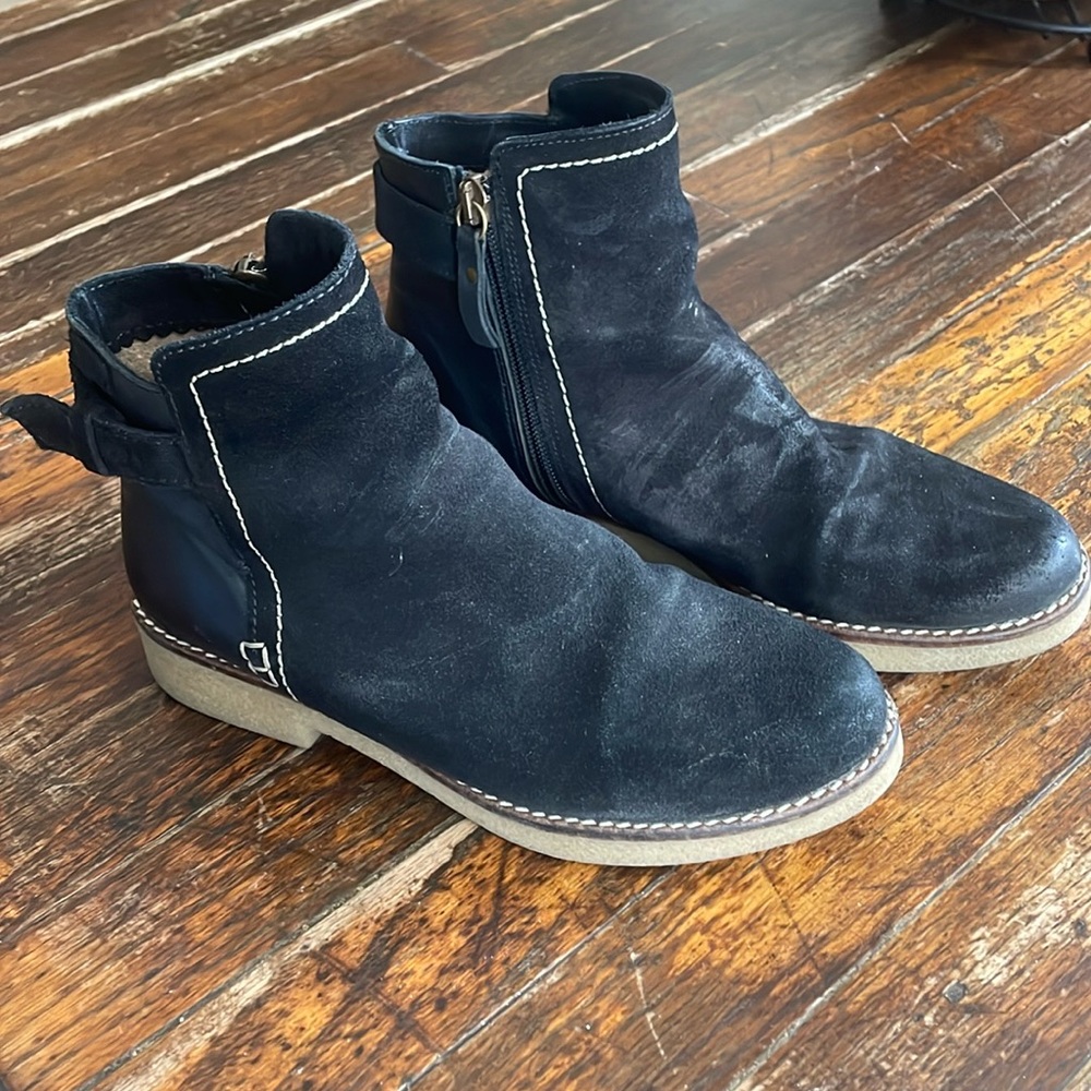 Suede and leather black ankle boots.